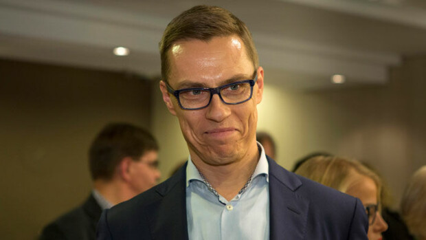Mukkelis makkelis! Alexander Stubb lensi polkupyörän selästä ja mursi ranteensa! Alexander Stubb loukkaantui.