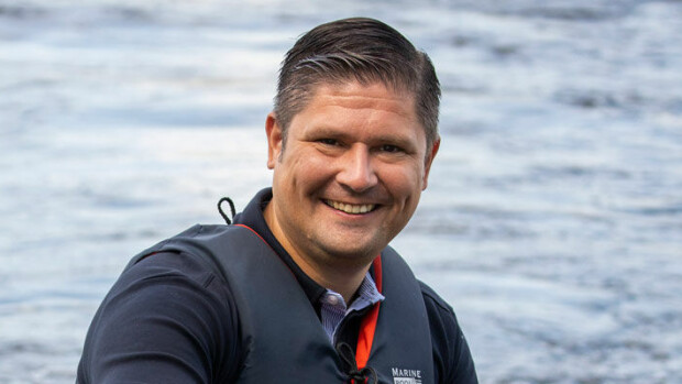 Kuva! Iskelmätähti Leif Lindeman asuu upeassa talossa järven rannalla – ”Arkkitehti on sama kuin Arja Korisevalla!” Leif Lindeman asuu Keiteleen rannalla.