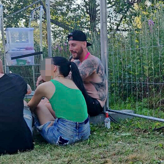 Kuva! Sofia Belórfin ex-rakas Niko Nousiainen kuumissa festaritunnelmissa – nautti juomaa ja viihdytti kaunotarta! Niko Nousiainen ja tumma kaunotar.