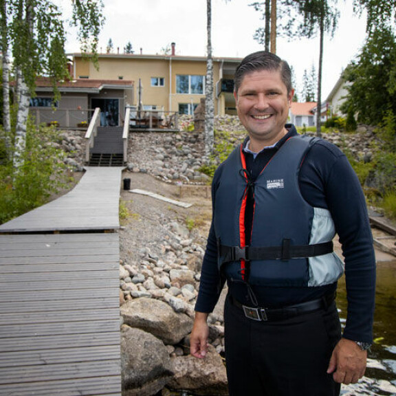 Tanssilavojen tähti asuu perheineen Äänekoskella komeassa kivitalossa. – Arkkitehti on kuulemma sama kuin Arja Korisevalla, Leif tietää. Myös rantasauna näkyy taustalla. Tanssilavojen tähti asuu perheineen Äänekoskella komeassa kivitalossa. – Arkkitehti on kuulemma sama kuin Arja Korisevalla, Leif tietää. Myös rantasauna näkyy taustalla.