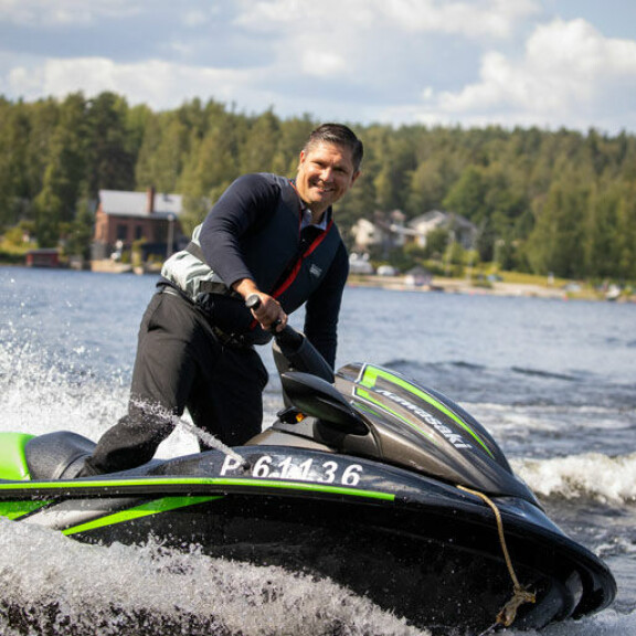 Leifin Kawasaki-jetissä on 160 hevosvoimaa ja huippunopeus on jopa 130 kilometriä tunnissa. Leifin Kawasaki-jetissä on 160 hevosvoimaa ja huippunopeus on jopa 130 kilometriä tunnissa.