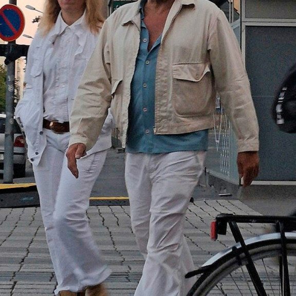 Kuva! Kohuohjaaja Jussi Parviainen poukkoili terasseilla naisseurassa! Jussi Parviainen Porissa.