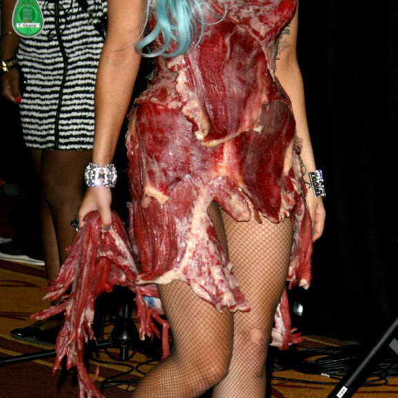 Kuvat! Rihkamakoruja ja superkorkkarit – Lady Gaga on todellinen tyylinvaihtotaituri! Lue muotipoliisin arvio! Lady Gaga