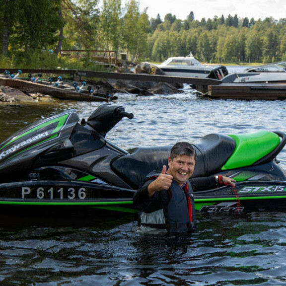 - Kaikki hyvin, iloinen Leif Lindeman näyttää kaatumisensa jälkeen. Vesijetti kellahti Keiteleeseen tanssitähti kyydissään. - Kaikki hyvin, iloinen Leif Lindeman näyttää kaatumisensa jälkeen. Vesijetti kellahti Keiteleeseen tanssitähti kyydissään.