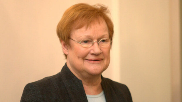Housuton presidentti! Tarja Halonen käskytti lapsia rannalla – kuva! Tarja Halonen otti tilanteen haltuun uimarannalla.