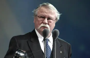 Nostalgiset kuvat! Viikko sitten menehtynyt keihäslegenda Jorma Kinnunen lennätti keppiä hurjiin lukemiin!
