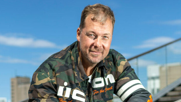 Sokkikuvat! Näin pahasti juontaja Arttu Harkki loukkasi polvensa – vakuutus ei korvaa! Arttu Harkki loukkasi polvensa.