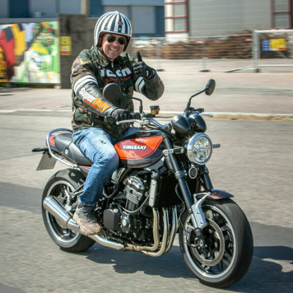 – Tässä on unelmapyöräni Kawasaki Z900RS, Arttu paljastaa. – Tässä on unelmapyöräni Kawasaki Z900RS, Arttu paljastaa.