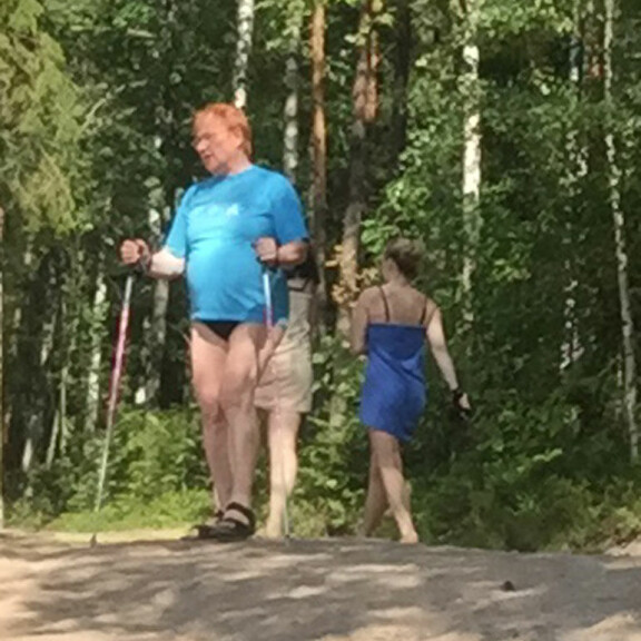 Housuton presidentti! Tarja Halonen käskytti lapsia rannalla – kuva! Tarja Halonen otti tilanteen hallintaan.
