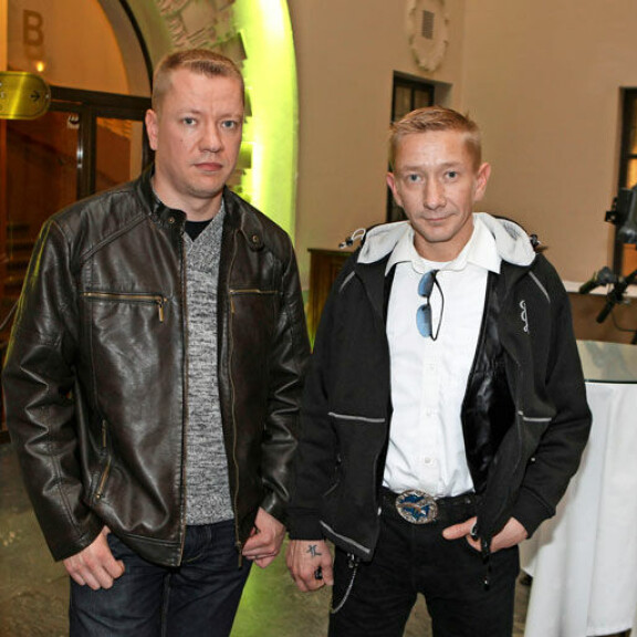 Simo ja pikkuveli Matti Silmu perustivat Yölinnun Porissa 1992. Nyt veljekset ratkovat rahariitojaan käräjillä. Kuva on vuodelta 2012, kun välit vielä olivat kunnossa. Simo ja pikkuveli Matti Silmu perustivat Yölinnun Porissa 1992. Nyt veljekset ratkovat rahariitojaan käräjillä. Kuva on vuodelta 2012, kun välit vielä olivat kunnossa.