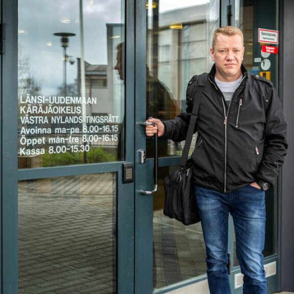 Yölinnusta lähtöpassit 2017 saanut Matti Silmu vaatii veljeltään 60000 euron korvauksia tulonmenestyksistä. Kuva on toukokuulta 2018, jolloin Matti haki tuloksetta lähestymiskieltoa Simolle. Yölinnusta lähtöpassit 2017 saanut Matti Silmu vaatii veljeltään 60000 euron korvauksia tulonmenestyksistä. Kuva on toukokuulta 2018, jolloin Matti haki tuloksetta lähestymiskieltoa Simolle.
