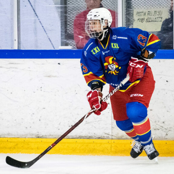 Leevi pelaa isänsä tavoin tavoitteellisesti jääkiekkoa. Viime syksynä hän pelasi B-nuorten SM-sarjassa Jokereiden U18 -joukkueessa. Leevi pelaa isänsä tavoin tavoitteellisesti jääkiekkoa. Viime syksynä hän pelasi B-nuorten SM-sarjassa Jokereiden U18 -joukkueessa.