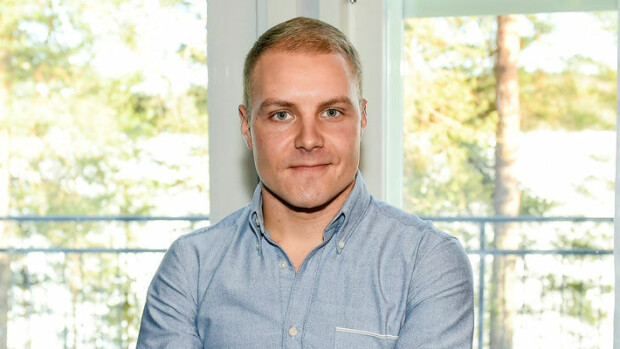 Kuva! Formulatähti Valtteri Bottas piipahti öky-Mersulla huoltoasemalla! Valtteri Bottas kävi huoltoasemalla.