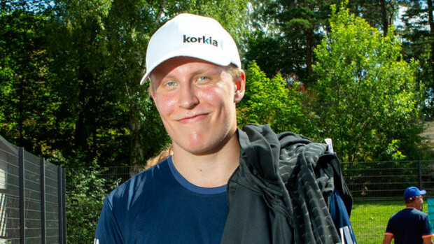 Sopimusneuvottelut pihvin ääressä?! NHL-tähti Patrik Laine kävi kiivasta keskustelua ravintolassa – kuva! Patrik Laine kävi kiivasta keskustelua.