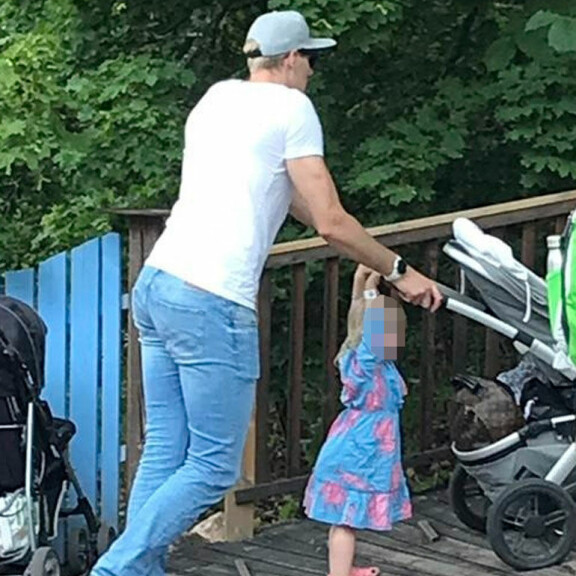 Mörkö kohtasi Mörön! Kiekkosankari Marko Anttila vietti perhepäivää Muumimaailmassa – kuva! Marko Anttila Muumimaailmassa.