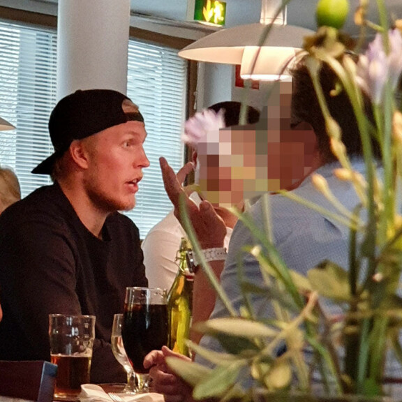 Sopimusneuvottelut pihvin ääressä?! NHL-tähti Patrik Laine kävi kiivasta keskustelua ravintolassa – kuva! Patrik Laine
