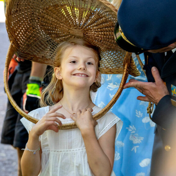 Kuva! Pitkästynyt prinsessa Estelle hassutteli Victorian syntymäpäivillä – henkivartija joutui toppuuttelemaan! Estelle hassutteli.
