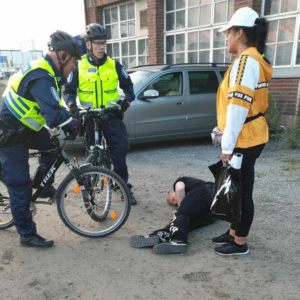 Polkupyöräpoliisit tulivat tarkastamaan maahan lyyhistyneen Sampo Kaulasen kunnon.