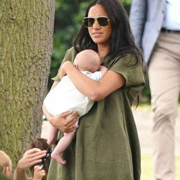 Kohuherttuatar Meghan herätti närkästystä Archie-vauva sylissään Harryn pooloharjoituksissa – paljonkertova kuva! Meghan ja Archie.