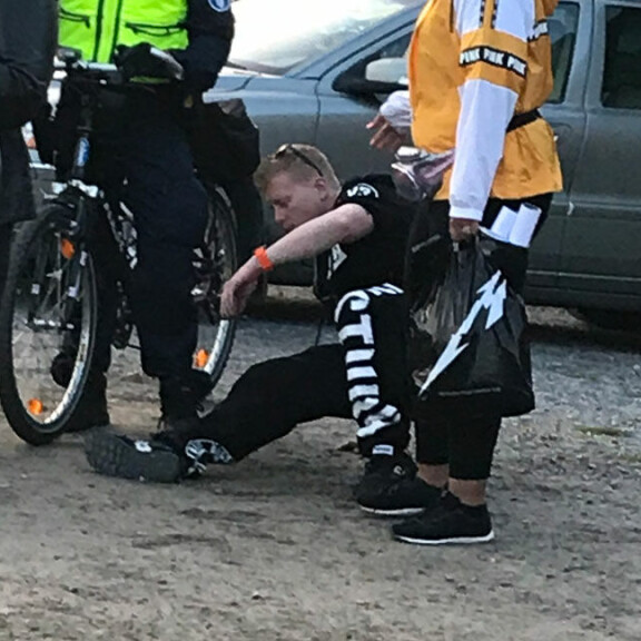 Päihtynyt Sampo ei pysynyt yrityksistä huolimatta pystyssä. Päihtynyt Sampo ei pysynyt yrityksistä huolimatta pystyssä.