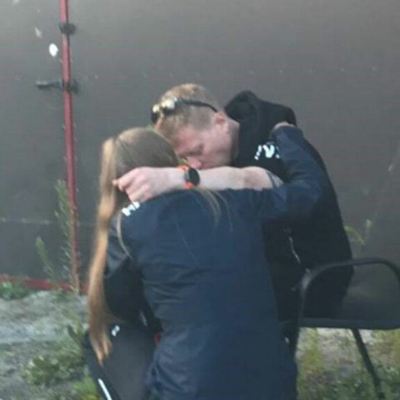 Ohikulkijat tulivat auttamaan väsähtänyttä kauppiasta, kun Minttu-vaimo lähti hakemaan perheen autoa. Ohikulkijat tulivat auttamaan väsähtänyttä kauppiasta, kun Minttu-vaimo lähti hakemaan perheen autoa.