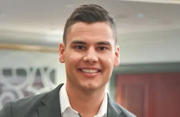 Bachelor-komistus Christoffer kosketteli todella kaunista tummaverikköä - kuva! Näin hän kommentoi: "Sekoitin hieman sen hiuksia!"