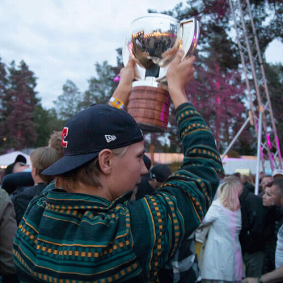 Oskari Laaksonen toimi MM-pokaalin suojelijana festivaalilla. Hän ei lopulta onnistunut siinä kovinkaan hyvin. Oskari Laaksonen toimi MM-pokaalin suojelijana festivaalilla. Hän ei lopulta onnistunut siinä kovinkaan hyvin.