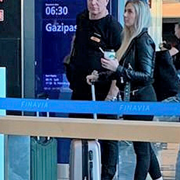 Seiskan lukija bongasi ex-pari Tauskin ja Hennan Helsinki-Vantaan lentoasemalta viime viikolla. Seiskan lukija bongasi ex-pari Tauskin ja Hennan Helsinki-Vantaan lentoasemalta viime viikolla.