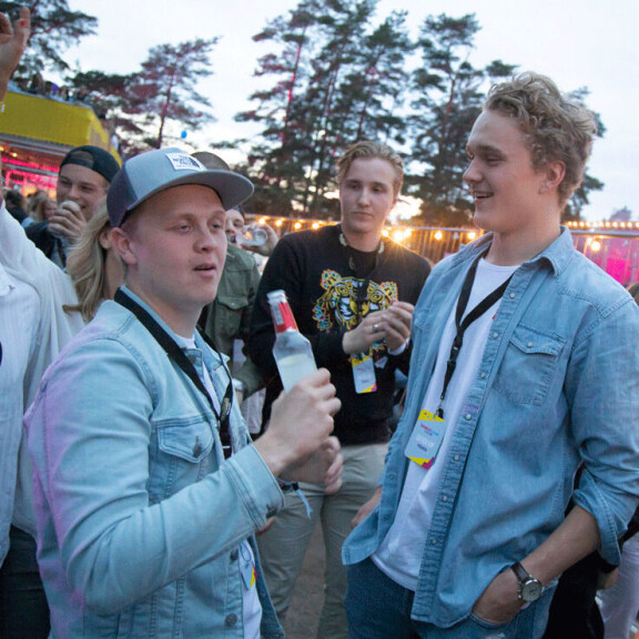 Valtteri Puustinen hörppi innolla limuviinaa. Taustalla vasemmalta Rasmus Kupari, maalivahti Ukko-Pekka Luukkonen ja Otto Latvala. Valtteri Puustinen oli vahvoissa biletunnelmissa.