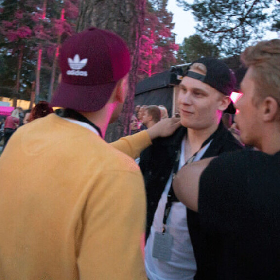 Maalivahti Lassi Lehtinen (vas.) seuraili sivusta tuimana, kun Santeri Virtanen keskusteli Kaapo Kakon ja Filip Lindbergin kanssa. Santeri Virtanen, Kaapo Kakko