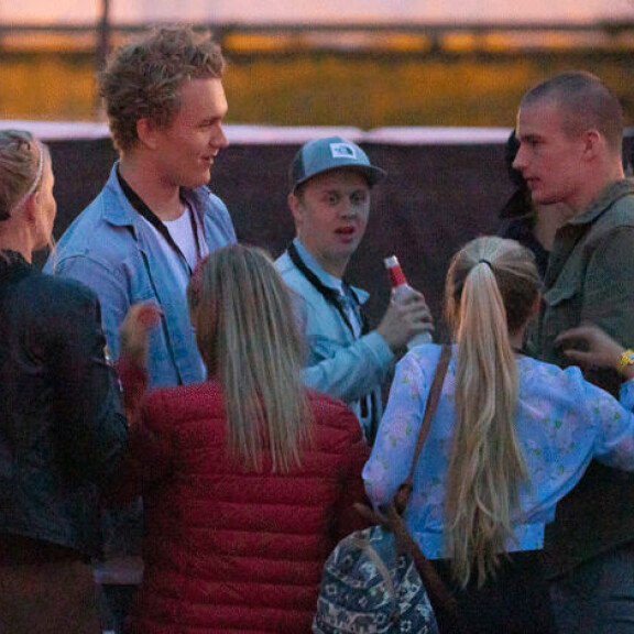Valtteri Puustinen (kesk.) ihasteli paikalle saapuneita kaunottaria. Valtteri Puustinen (kesk.) ihasteli paikalle saapuneita kaunottaria.
