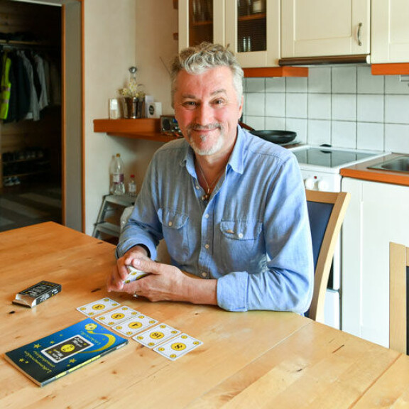 Asko Nummela näyttää Seiskalle, kuinka hänen kehittämänsä lottonumeroita ennustavat kortit toimivat. Korteilla saaduista suurista voitoista hänellä ei ole tietoa. Asko Nummela näyttää Seiskalle, kuinka hänen kehittämänsä lottonumeroita ennustavat kortit toimivat. Korteilla saaduista suurista voitoista hänellä ei ole tietoa.