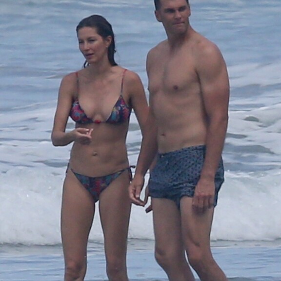 Gisele ja Tom viilentyivät rantavedessä. Gisele Bündchen ja Tom Brady