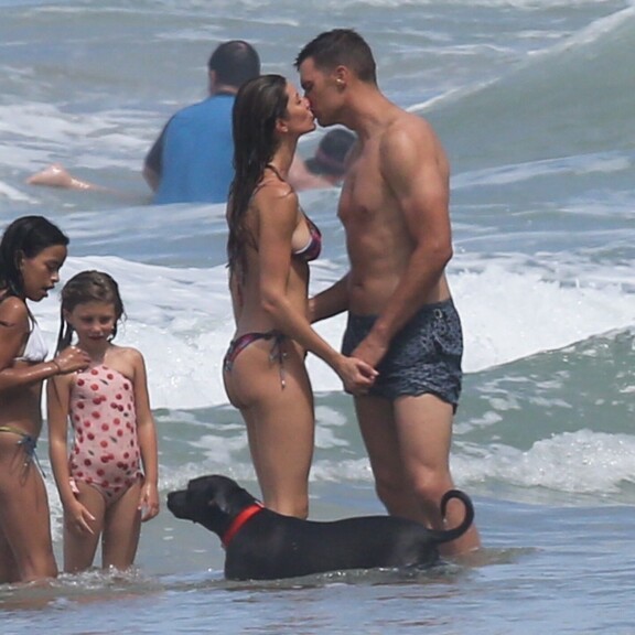 Gisele ja Tom intoutuivat suutelemaan aaltojen tyrskeessä. Gisele Bündchen ja Tom Brady