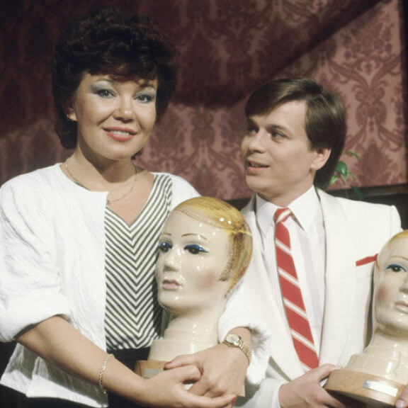 Jättihitti Avaa hakas toi Kakelle Emma-patsaan vuonna 1984. Rinnalla toinen iskelmätähti Anita Hirvonen. Jättihitti Avaa hakas toi Kakelle Emma-patsaan vuonna 1984. Rinnalla toinen iskelmätähti Anita Hirvonen.