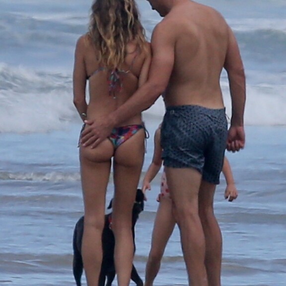 Tom läimäisi rakastaan takapuolelle ja luuli, ettei kukaa ehkä huomaa. Tom nappasi rakastaan takapuolestaan ja luuli, ettei kukaa ehkä huomaa.