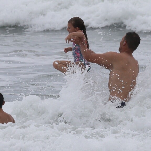 Tom leikki omien lastensa kanssa ja heitteli heitä aaltoihin. Tomilla ja Giselellä on kaksi yhteistä lasta, vuonna 2009 syntynyt poika ja 2012 syntynyt tytär. Lisäksi Tomilla on edellisestä liitostaan vuonna 2007 syntynyt poika. Tom leikki omien ja vieraiden lasten kanssa ja heitteli heitä aaltoihin.