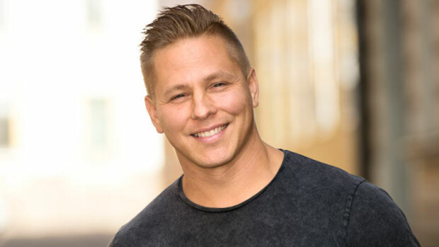 Romanssi?! Ex-pikajuoksija Markus Pöyhönen treffeillä eksoottisen kaunottaren kanssa! Markus Pöyhönen treffaili eläintarhassa.