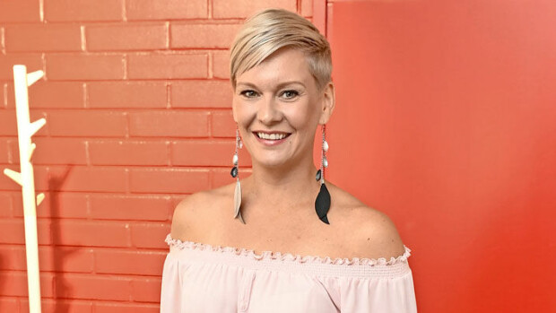 Paparazzikuvat! Heidi Sohlberg kuherteli Suomenlinnassa Suvi Pitkäsen ex-rakkaan kanssa! Heidi Sohlberg kuherteli patrick Roosin kanssa.