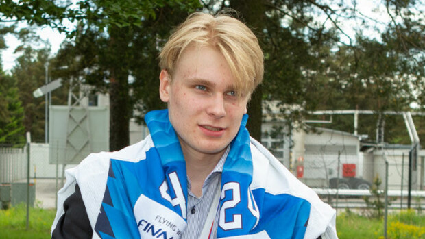 Kaapo Kakolla ja kiekkosankareilla raju festariviikonloppu: Nuoret Leijonat kähmivät naisia ja sekoilivat – kuvat Seiskassa! Kaapo Kakko juhli festareilla.