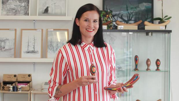 Hieromasauvoja valmistavan Tea Latvalan vinkki trenditietoisille: Jenkit käyvät kuumana revontulidildoista! Tea myy dildoja.