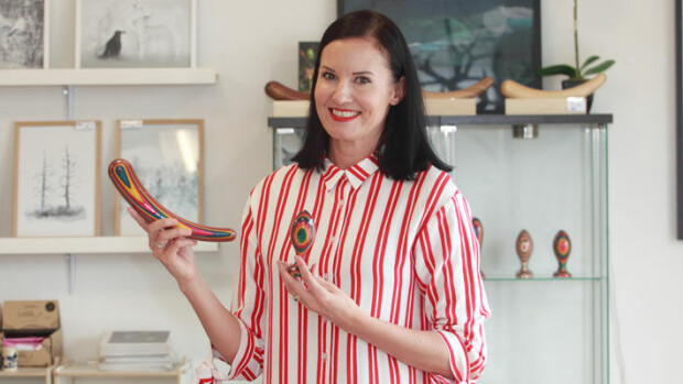 Rovaniemeläisen Tean puudildot valloittavat maailmaa – tuntemattomat ihmiset sijoittivat yli 160 000 euroa! Tea Latvala tekee dildoja.