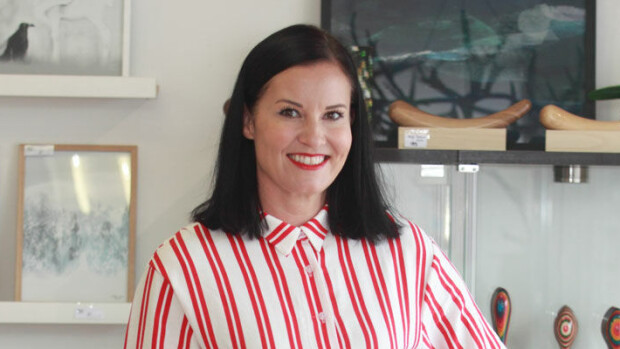 Dildoyrittäjä Tea Latvala yllättyi: Asiakkaita vanhainkodeista! Tea Latvala tekee dildoja käsityönä.