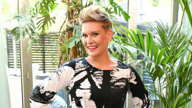 Kuuma kesäromanssi?! Lihaskimpun kanssa suukottelemasta yllätetty Heidi Sohlberg: ”Olemme ainoastaan kavereita!” Heidi Sohlberg kuherteli.