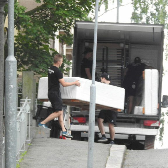 Muhkeat sängyt pakattiin toiseen muuttoautoon. Muhkeat sängyt pakattiin toiseen muuttoautoon.