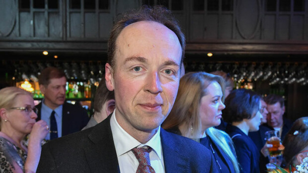 Kuva! Persupomo Jussi Halla-aho lounasti intialaisessa ravintolassa! Jussi Halla-aho lounasti.
