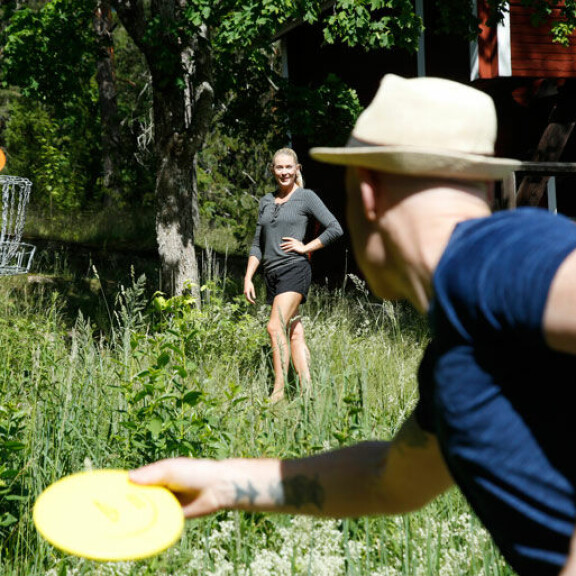 Nuuksion maisemissa riittää tekemistä joka lähtöön. – En tajunnutkaan, miten suosittua tämä frisbeegolf on maassanne! Darren huudahtaa. Nuuksion maisemissa riittää tekemistä joka lähtöön. – En tajunnutkaan, miten suosittua tämä frisbeegolf on maassanne! Darren huudahtaa.