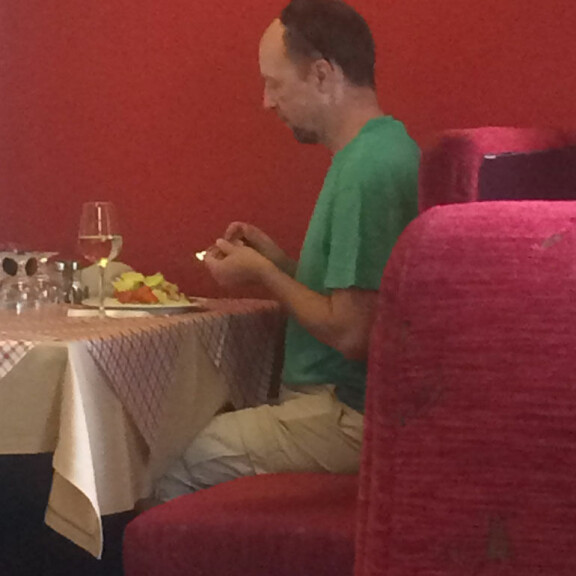 Kuva! Persupomo Jussi Halla-aho lounasti intialaisessa ravintolassa! Jussi Halla-aho lounaalla.