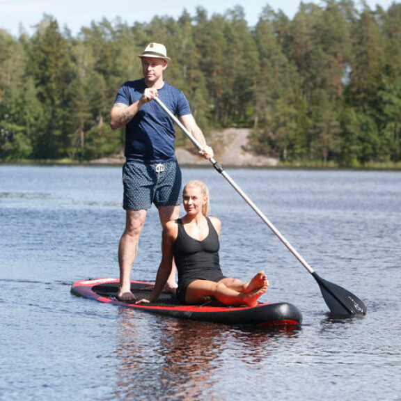 – Hengailemme paljon järvellä ja kävelemme usein kansallispuistossa. Talvisin Darren jo hiihteleekin, Monika kehaisee. – Hengailemme paljon järvellä ja kävelemme usein kansallispuistossa. Talvisin Darren jo hiihteleekin, Monika kehaisee.