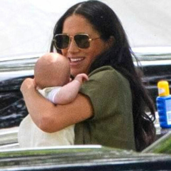 Mitä rakkauspakkauksia! Meghan ja Catherine veivät pienokaiset katsomaan prinssien poolopeliä! Katso suloiset kuvat! m